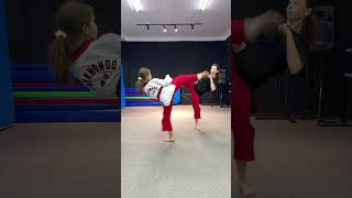 Kicks / Girls & Taekwondo