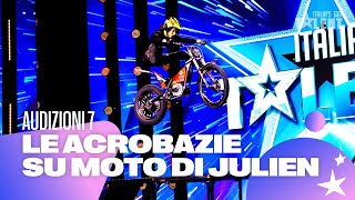 Julien Perret vola sopra a Frank Matano con la sua moto a Italia’s Got Talent