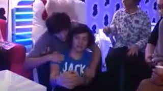 Louis cuddling Harry