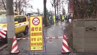 「道路が陥没している」歩道が陥没 交通規制続く 河川の水が当たり劣化か… (21/04/18 18:40)