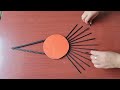 kết hợp những que giấy và hình tròn làm đồ treo tường đồ trang trí rất đẹp