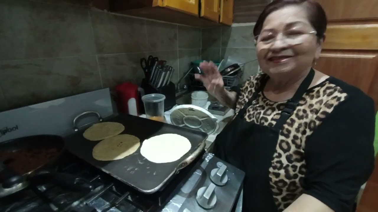 Cómo hacer sopes con salsa chipotle y salsa verde ?