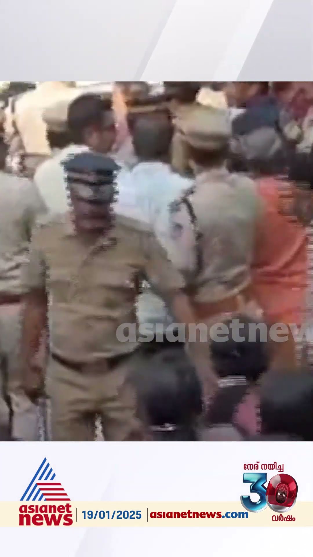 'കണ്മുന്നിൽ കണ്ടിട്ടും മാറിനിന്ന ഏമാന്മാർ പൊലീസോ കാക്കിയുടുപ്പ് മാറിയിട്ട റെഡ് വളണ്ടിയമാരോ ?'