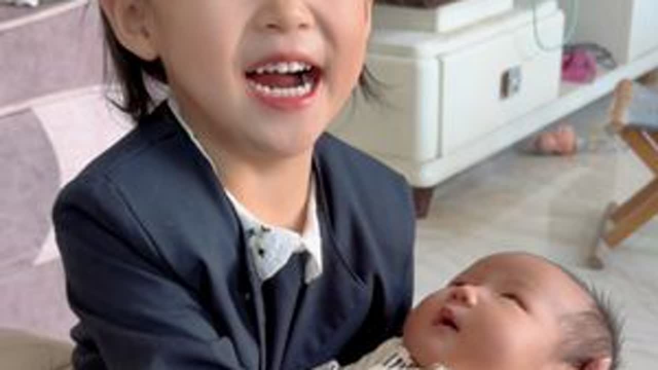 胡UU第一次抱着妹妹，可高兴坏了，妹妹在她怀里也不哼唧…姐妹俩开心的不得了… #记录日常生活 #记录真实生活 #内容太过真实