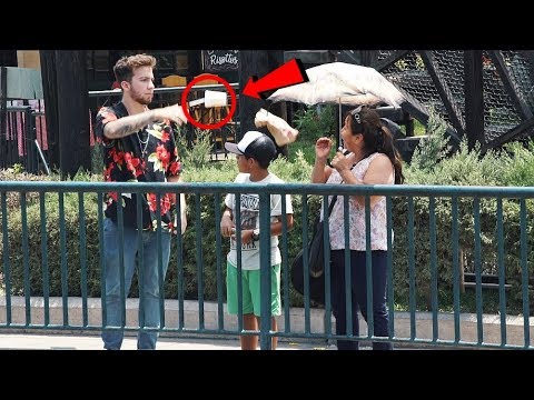 ARROJANDO BASURA EN LA CALLE | BROMA / EXPERIMENTO SOCIAL - NoTePiquesTV roberto calvet