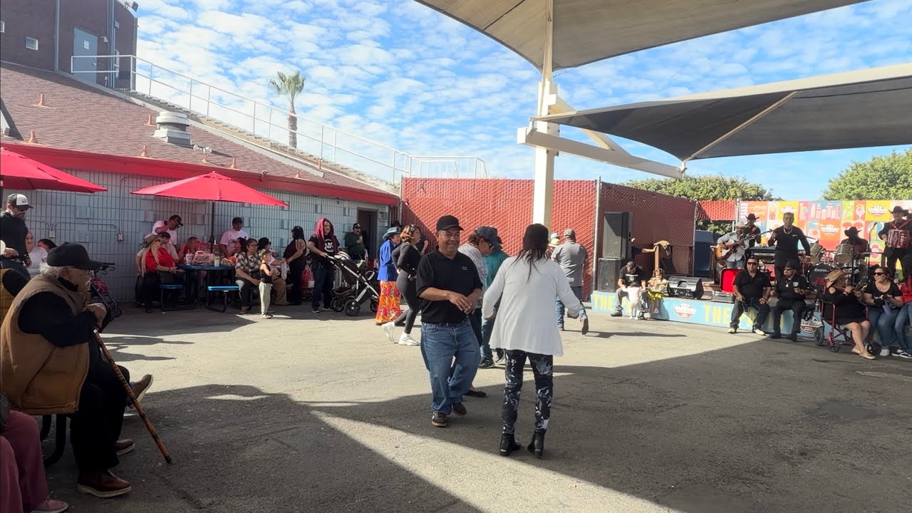 Oh my God , so many people today at the Capitol flea market, having a blast! Que Diversion WOW!