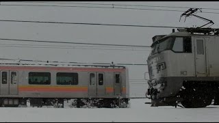 銀釜とE129系のすれ違いEF510-509