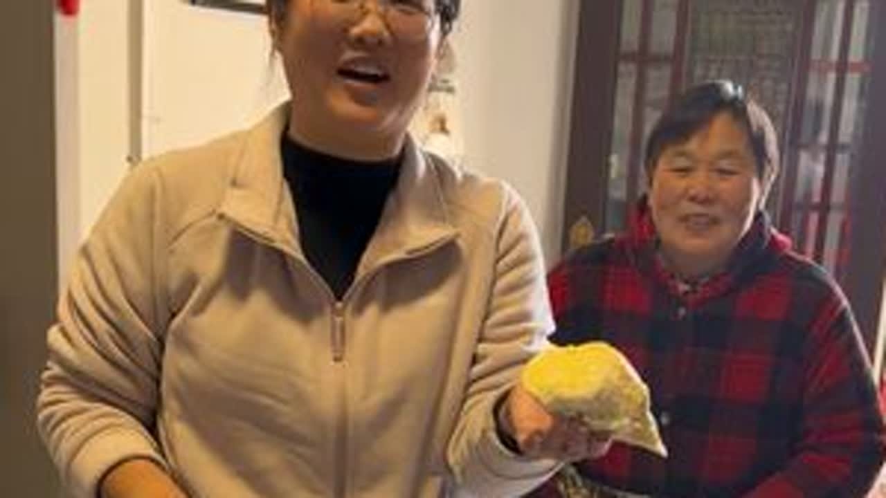 想让俺爸吃点营养的，结果他却说他有刀口榴莲不能吃，到底能不能吃啊我也不懂！这个整的鹿茸菇炖菜炖肉可好吃了，过年真是必备吃了又好，老少皆宜。 #记录我的真实生活点点滴滴 #喜爱度激励计划 #幸福乡...