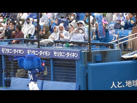 いつも宣伝しているでらっくすモケケを球場に持参したファンにビックリするドアラ (2023/05/14)