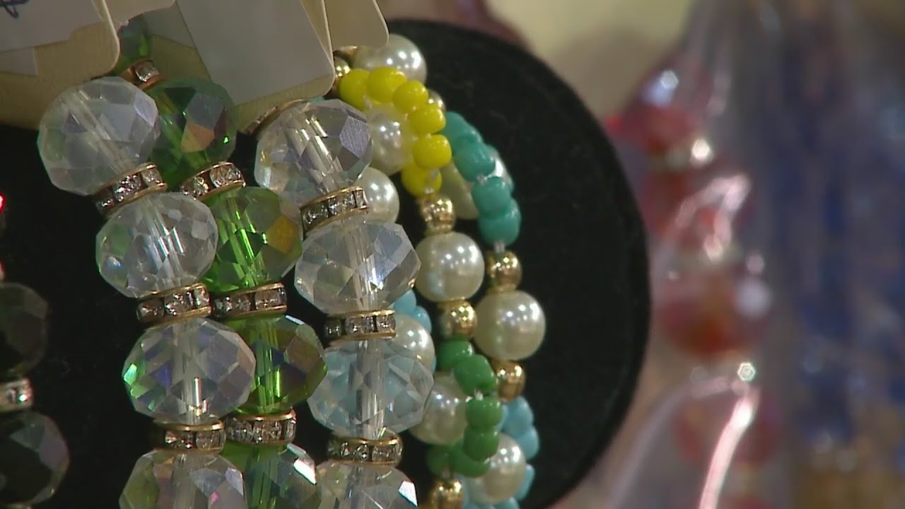 Thieves steal gold from Thornton jewelry store - YouTube