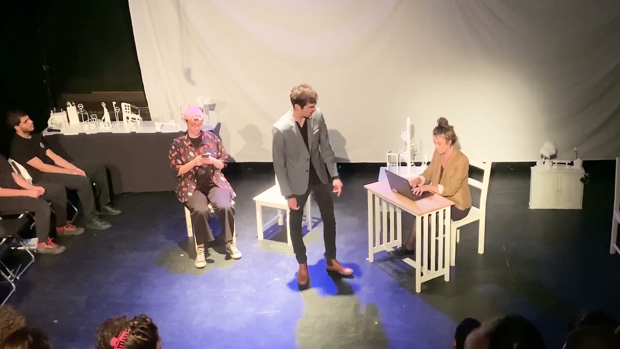 Scène pièce de théâtre "À la Croisée"