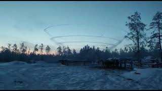 Инверсионный след от самолета в небе над Якутией напугал местных жителей