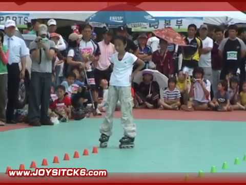 გოგონა ძალიან ლამაზ რაღაცეებს აკეთებს როლიკებით