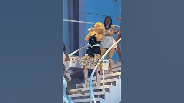 Thumbnail of she treats her fans like NO OTHER celebrity #sabrinacarpenter #shorts #shortnsweet