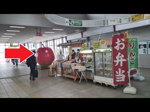 巨大なりんご像が置かれている奥羽本線弘前駅の改札口の風景