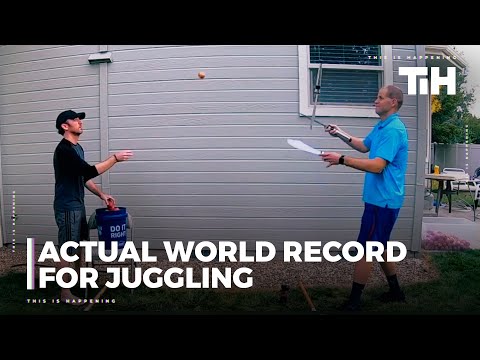 Guy Juggles Knives And Slices Apples Simultaneously To Create World Record