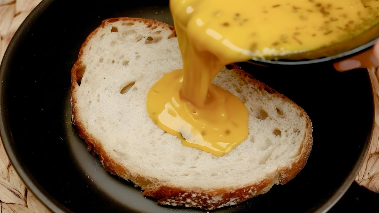 Просто залейте яйца на хлеб. Новый, вкусный завтрак, который тает во рту.