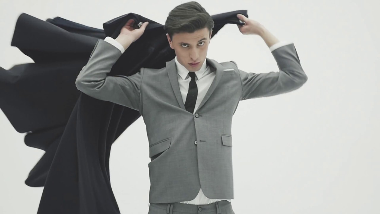 How to wear a cape: 1901, Seseña's iconic cape