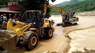 Mother Nature Angry Caught On Camera #56 - take people across the river flashflood by excavator