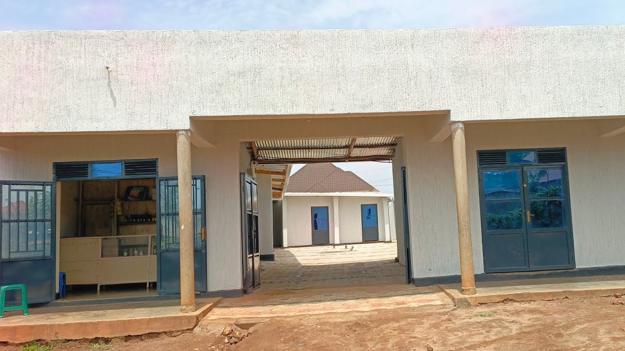 Igipangu cyimiryango 15 nindi nzu y, ibyumba 4, salon, salle a mange, toilet 1 kuri 75M #0782395920 