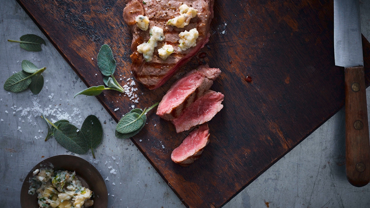 Ricetta: entrecôte con burro al Roquefort e alle noci | FOOBY