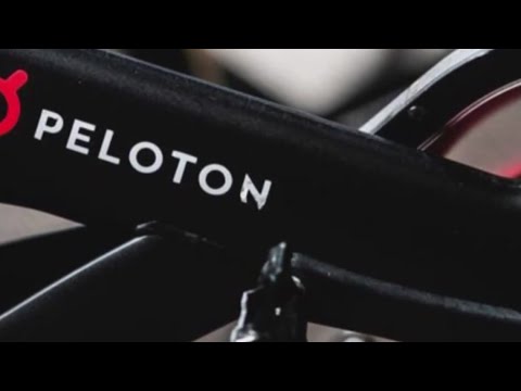 वीडियो: देखें: बिनकबैंक टूर में पेलोटन के सामने अनजान पैदल यात्री पहियों वाली बाइक