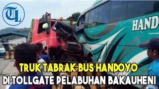 Truk Tabrak Bus Handoyo di Tollgate Pelabuhan Bakauheni