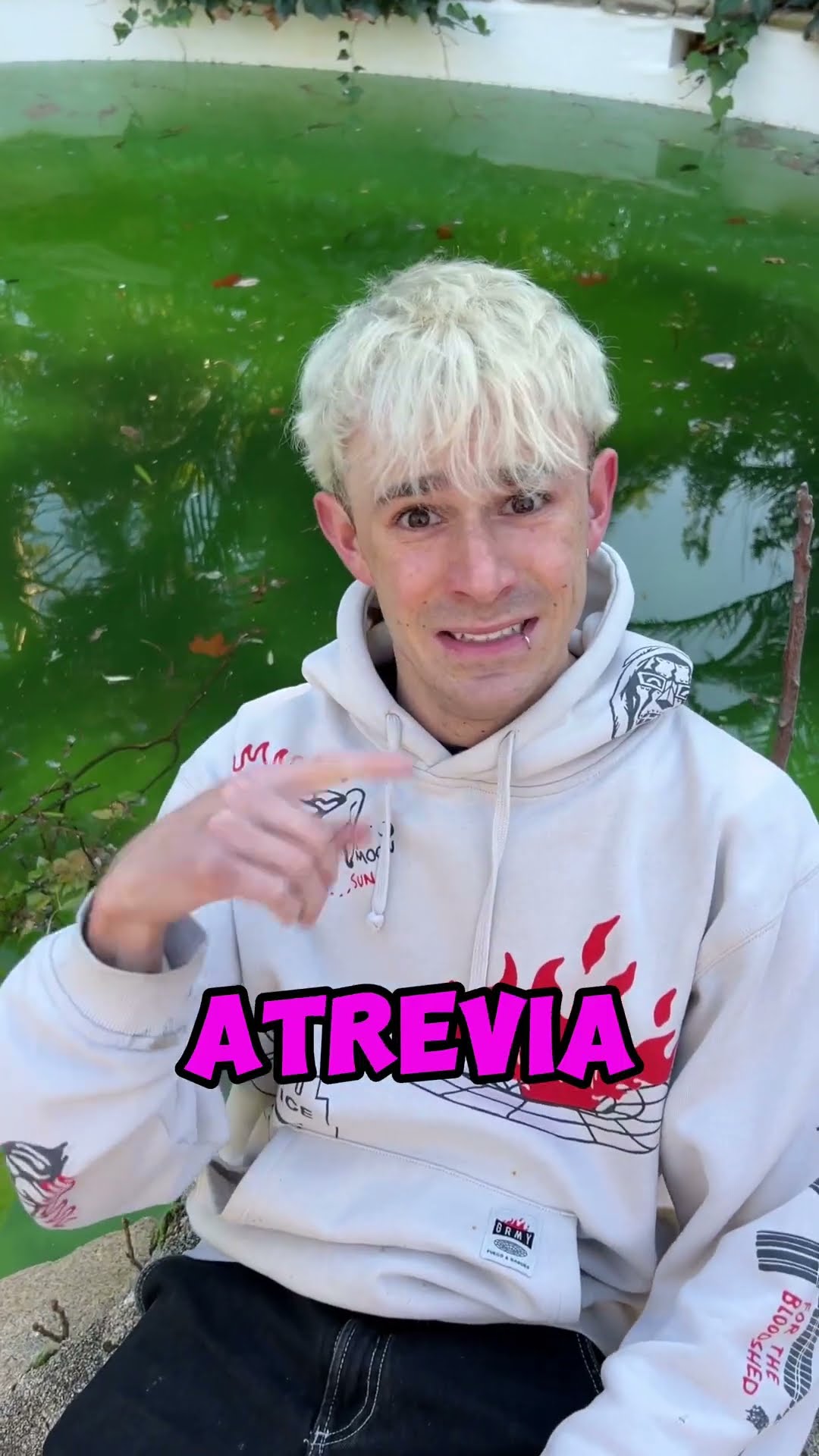 ALGO ME MUERDE EN LA PISCINA TOXICA!