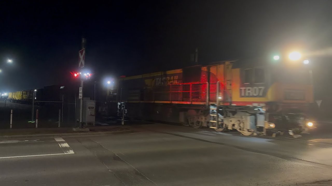 TasRail TR07 TR10 #33 Train Hoblers Bridge Road