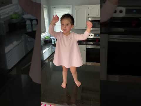 قدام مرايتها احلى بنوتة ما شاء الله الاميرة غنى