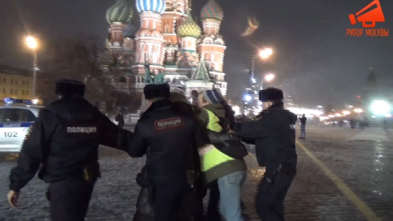 СРОЧНО⚡️Полиция задержала экоактивистов на Красной площади в Москве