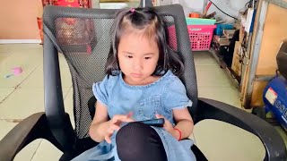 Cute Baby Playing Phone At The Shop - chhi chinh inh