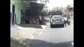 Emak2 Selalu Menang, Parkir Mobil Ditengah Jalan Lalu Ditinggal, Lihat Kelakuannya..