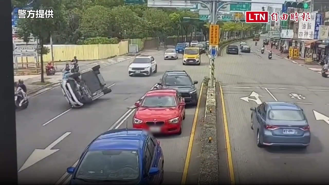 未注意前方車輛回堵 白色轎車疑閃避不及擦撞翻覆 未注意前方車輛回堵 白色轎車疑閃避不及擦撞翻覆