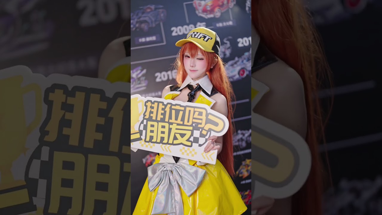 As the intro begins, Little Orange makes her entrance! 