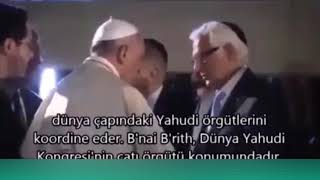 Papa Kimlerin Elini Öpüyor
