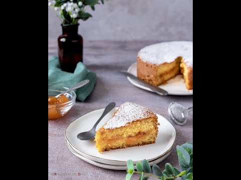 Torta versata con confettura di albicocche