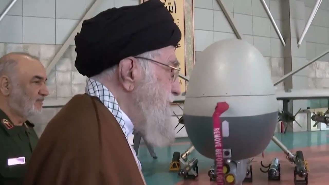 Vritet lideri suprem i Iranit, Ajatollah Ali Khamenei. Prezantuesi I lajmeve qan në studio. Festime