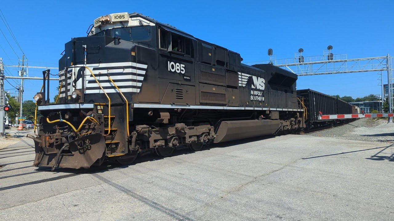 Small local train P59 led by NS 1085 carries freight through Downtown