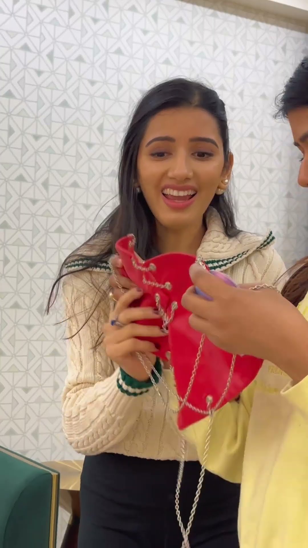 Urfi ke Dress par Vivad ? #trending #neetubisht #fashion #youtubeshorts #minivlog