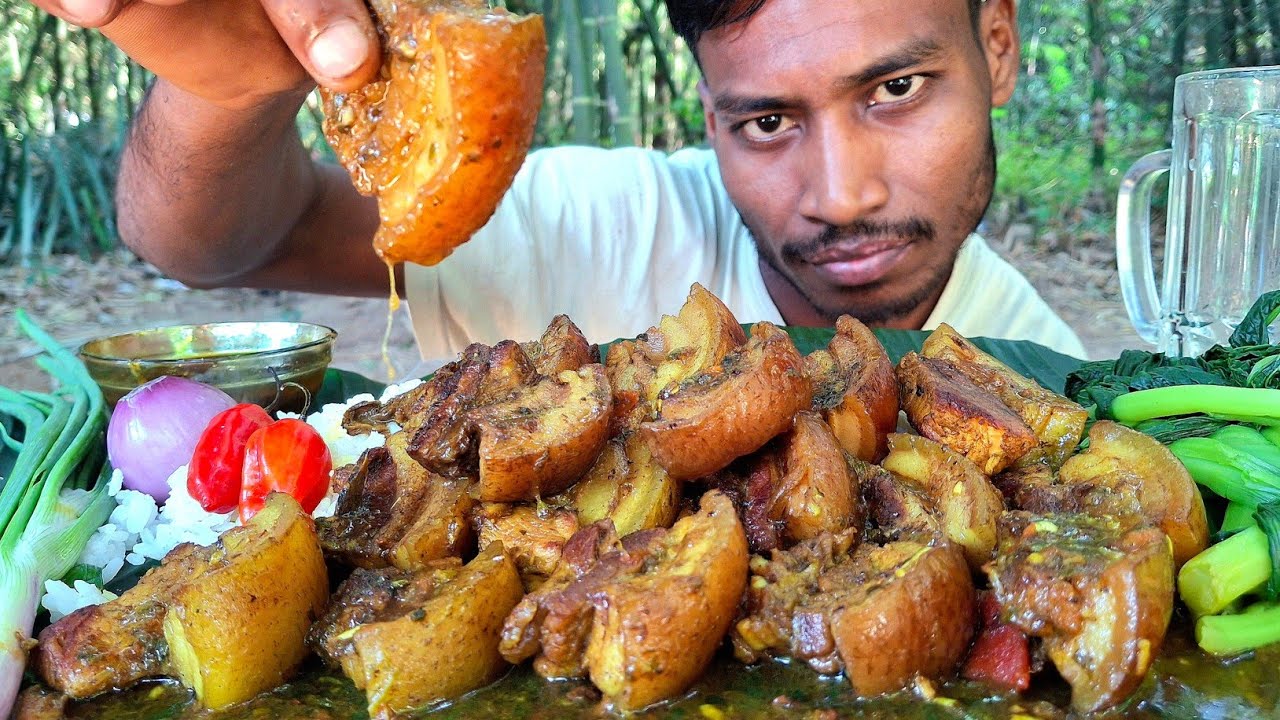 Eating Spicy Pork Curry With Rice And Vegetables  | @YmJinEat