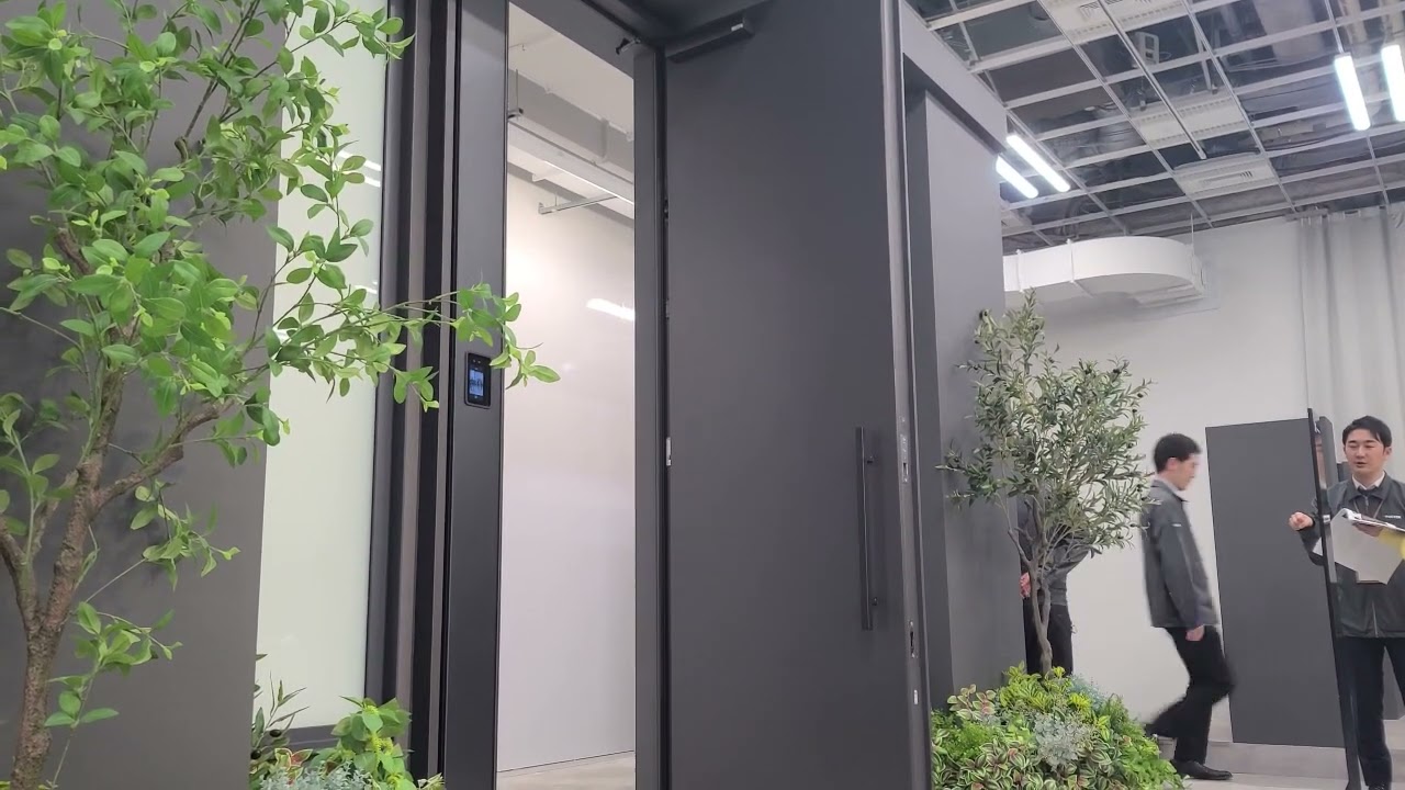 LIXILの玄関ドア最高峰「XE」最新モデル、自動開閉でハンドルなしの