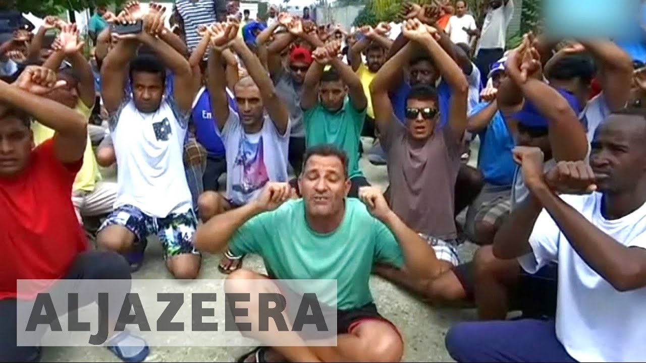 لاجئون يتحصنون داخل مخيم مانوس المغلق