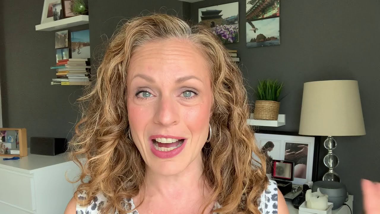 Green Beauty Expert, Maria Velve, unboxes our Fall 2020 Find Your 40 Box