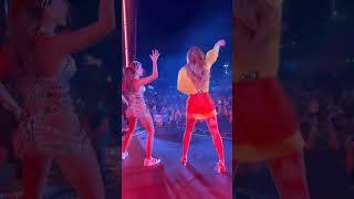 Anitta e Claudia Leitte dançam "liquitiqui". #anitta #sp #rj #claudialeitte #ba #carnaval #ivete