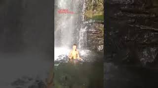 Абхазия. Купаемся в водопаде Борода. Детям по ходу плевать что вода холодная)))