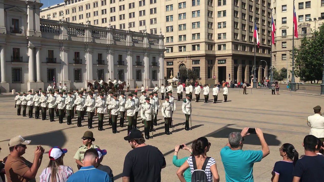 Entrada da banda dos Carabineros, cerimônia de troca de guarda - Santiago/Chile
