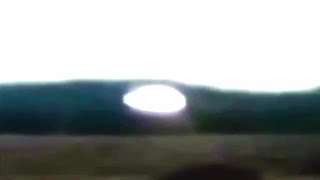 جسم طائر غامض UFO مضيء باللون الأبيض يحاول الهبوط في كندا