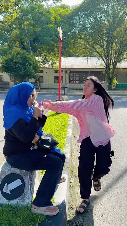 Rifkah takes mamak's bread to give to the beggar