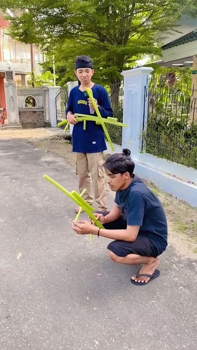 Kasian mereka mainan nya dari pohon pisang🥹